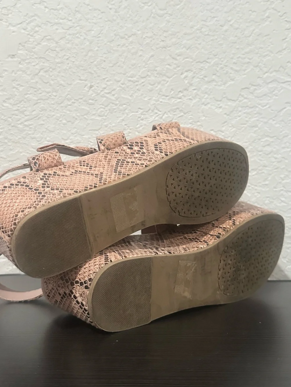 ! Qupid Snake-Print Platform Sandals in blush pink / light Tan size 8